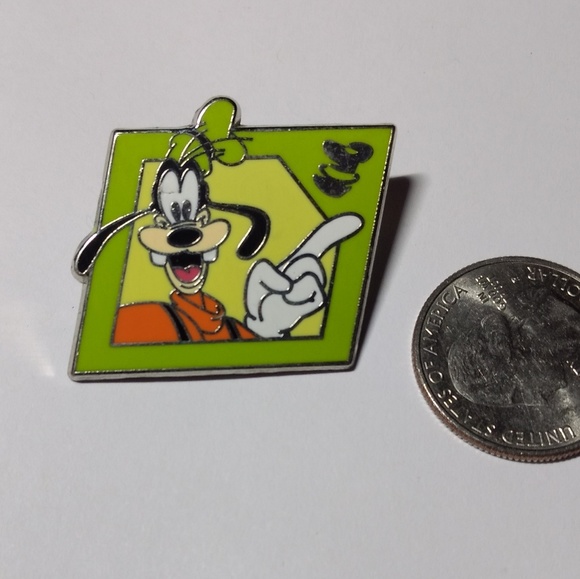 Walt Disney Goofy lapel pin - Picture 3 of 4